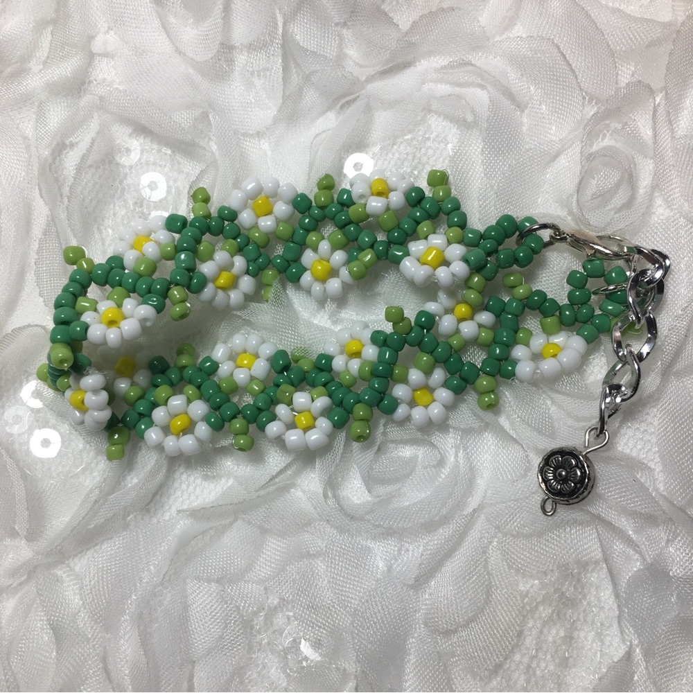 DAISY SEEBEAD BRACELET! 🌼🦋